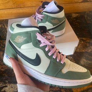 Women’s Jordan 1 Mid SE Dutch Green Size 10